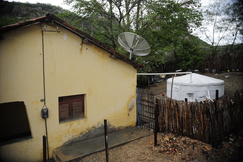 Quixadá - Cisterna para captação e armazenamento de água da chuva em uma casa ao lado do Açude do Cedro, que começou a ser construído no Império e hoje não abastece mais a cidade - Fernando Frazão/Agência Brasil